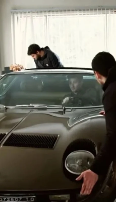 Entró por un garaje. Para sacarlo, hubo que derribar una pared.