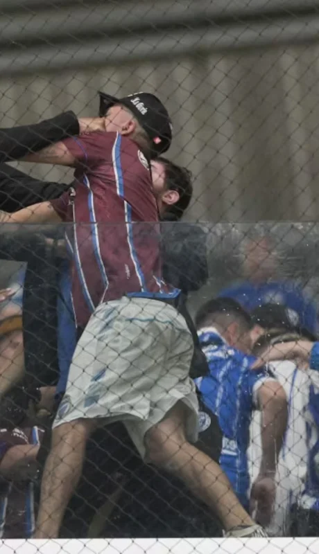 Algunos hinchas del Tomba la pasaron mal en Brasil.