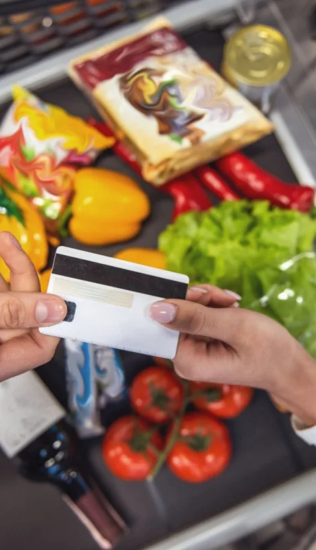 El 50% de los argentinos usa la tarjeta de crédito para comprar alimentos.