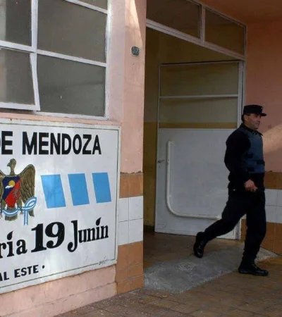 Él trabaja en Junín. Ella, en Rivadavia. Ambos han sido separados de la fuerza, por precaución.