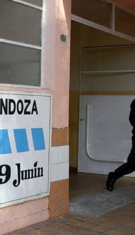 Él trabaja en Junín. Ella, en Rivadavia. Ambos han sido separados de la fuerza, por precaución.