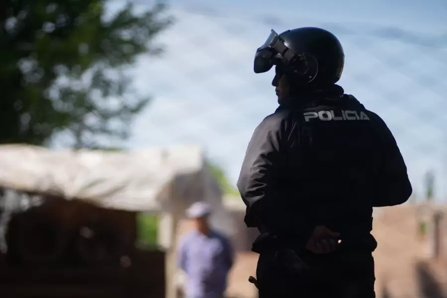 El agente detenido tiene 26 años. Su expareja, 25.