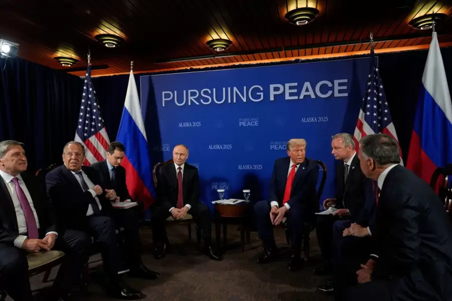 Putin y Trump dialogan secundados por sus respectivas delegaciones.