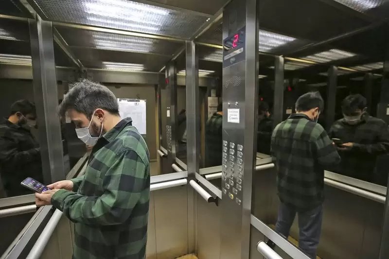 Es más que una cuestión de coquetería. Espejos en ascensores: algo fundamental.