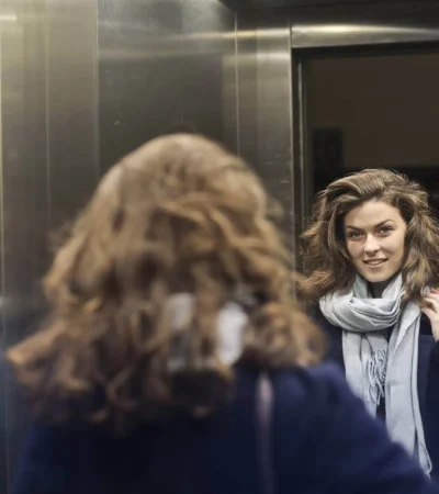 Todo cambió (para bien) el día en que agregaron espejos en los ascensores.