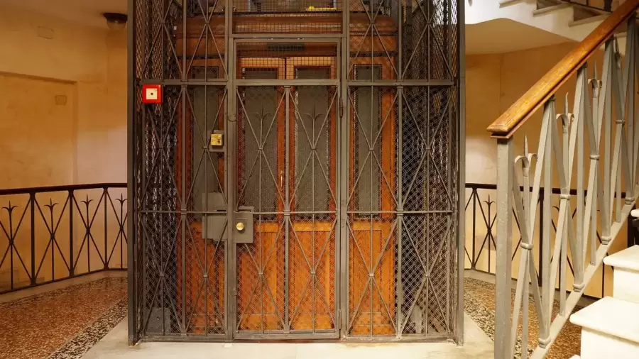 Con rejas y vista exterior. Los viejos ascensores eran una tortura.