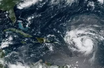 El Huracán Erin se prepara para azotar el Caribe