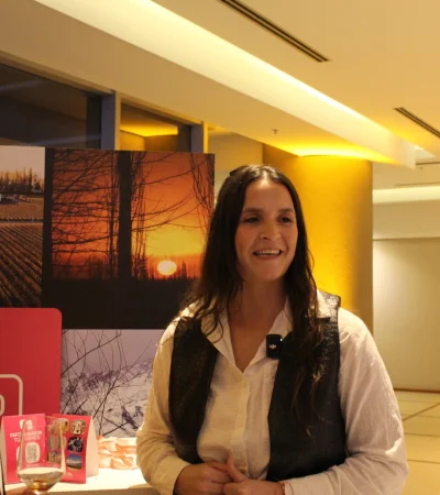 Florencia Alfonso explicando de que se trata el wine bus./