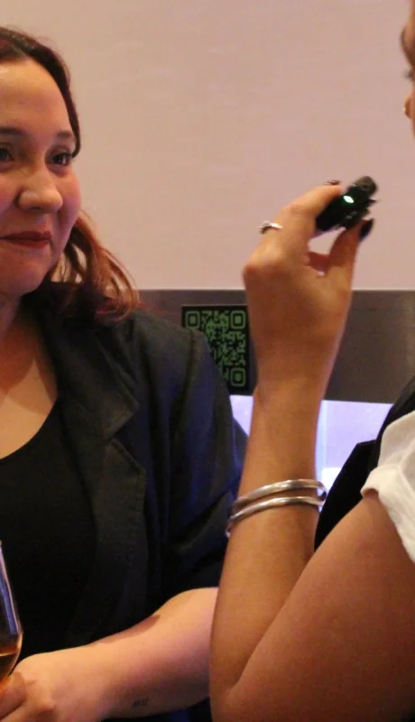 Constanza Álvarez, representante de Andina Compañía Destilera, junto a Rebeca Miranda, de Ciudadano News. Foto: Ismael García.