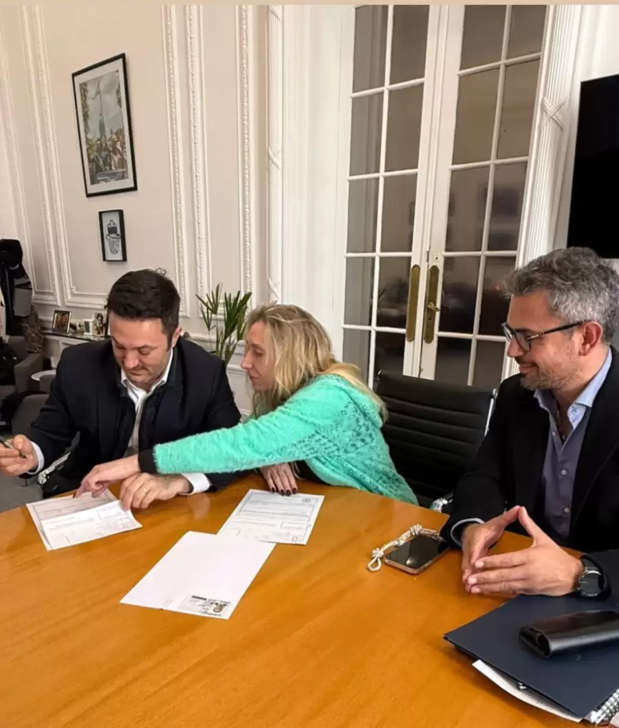 Luis Petri firma la afiliación a LLA