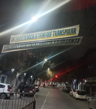 Aparecieron pasacalles pidiéndoles a los jugadores de Boca que respeten la camiseta