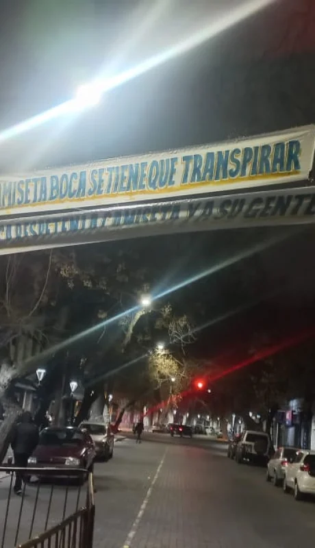 Aparecieron pasacalles pidiéndoles a los jugadores de Boca que respeten la camiseta