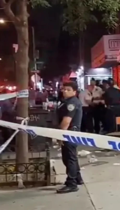 La Policia de Nueva York trabajó en el lugar donde se desató el violento tiroteo.