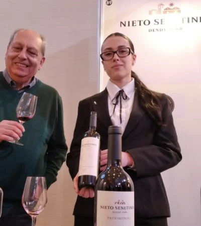 Roberto González cierra los ojos y sueña con las nuevas tribus del vino, encontradas en el universo ya ordenado por los consumidores tradicionales.