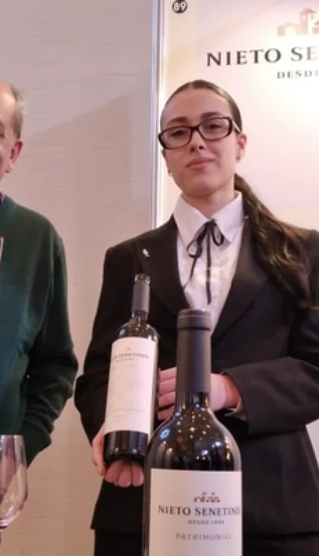 Roberto González cierra los ojos y sueña con las nuevas tribus del vino, encontradas en el universo ya ordenado por los consumidores tradicionales.