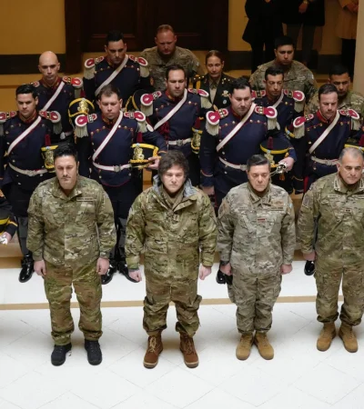 El ministro de Defensa Luis Petri junto al presidente Javier Milei y los Granaderos de Casa Rosada/ Fuente: X