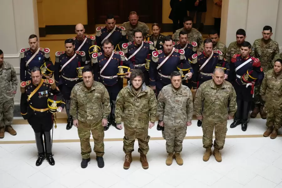 El ministro de Defensa Luis Petri junto al presidente Javier Milei y los Granaderos de Casa Rosada/ Fuente: X
