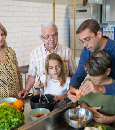 Los abuelos pueden construir vínculos y reparan historias familiares.