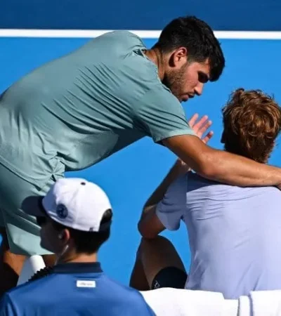 Alcaraz consuela a Sinner.