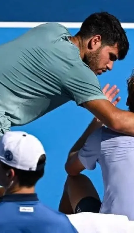 Alcaraz consuela a Sinner.