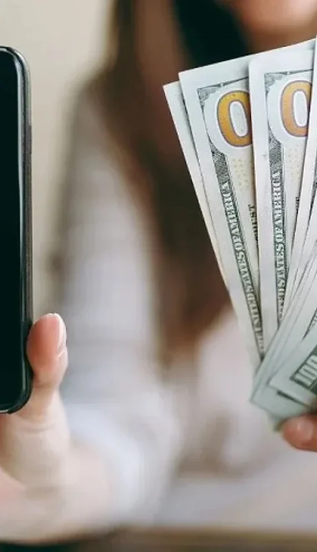 Con un celular se puede descubrir un dólar falso.