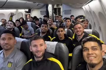 Video / Aerolíneas cuestionó a Peñarol por el comportamiento durante un vuelo