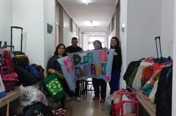 Enfermeros de SAMI y pacientes donaron mochilas a la escuela Eva Perón