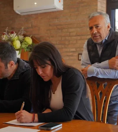 Luis Petri y Pamela Verasay firman el acta de presentación de candidaturas a la vista de Cornejo