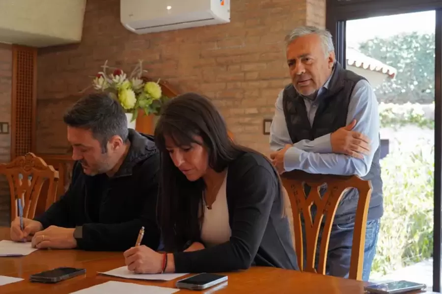 Luis Petri y Pamela Verasay firman el acta de presentación de candidaturas a la vista de Cornejo