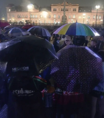 Vigilia en la Casa Rosada de familias de personas con discapacidad.