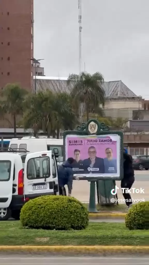 En solo 9 minutos, una cuadrilla municipal tapó un cartel de Fuerza Patria con propaganda del oficialismo local.