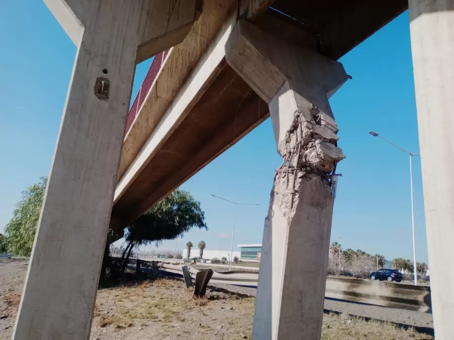 Pasarela que cruza el Acceso Este a la altura de la calle Tirasso en Guaymallén/ Fuente: Ciudadano News