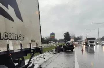 Consternación por la terrible consecuencia del choque entre un camión y un auto