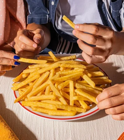La forma perfecta de cocinar papas fritas, según algunos, es pasarlas por tres cocciones. Mucho para un restaurant.
