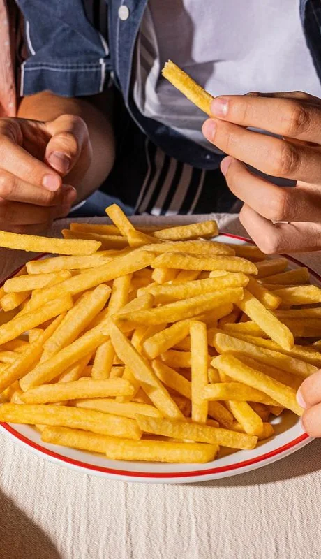 La forma perfecta de cocinar papas fritas, según algunos, es pasarlas por tres cocciones. Mucho para un restaurant.