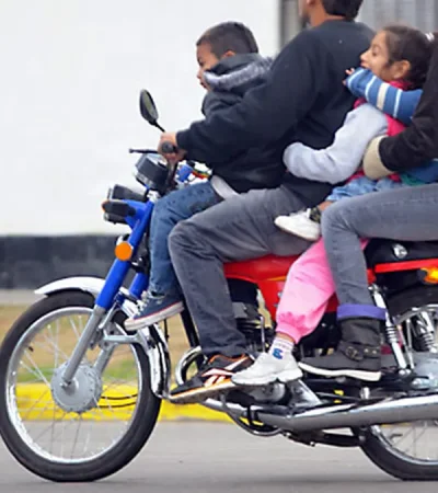 Conciencia y educación vial, el desafío para proteger a los niños en motos.