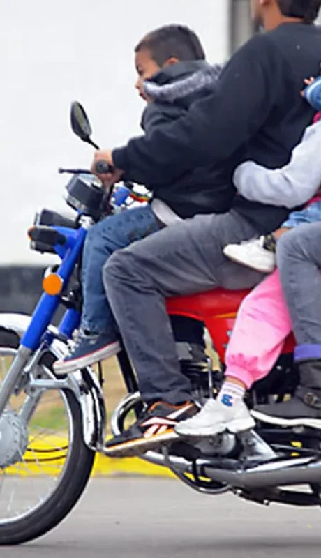 Conciencia y educación vial, el desafío para proteger a los niños en motos.