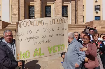 Familiares de personas con discapacidad reclamaron en Casa de Gobierno