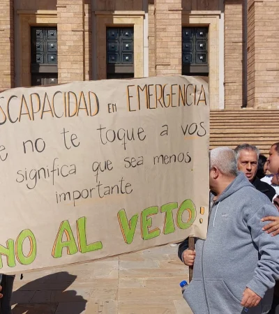 "Discapacidad en emergencia". Un cartel que lo dice todo.