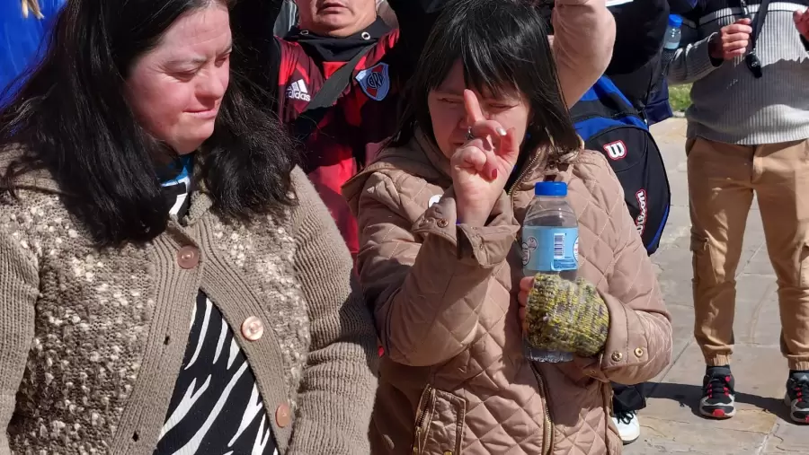 Adultos y jóvenes, presentes en la explanada de la Casa de Gobierno.