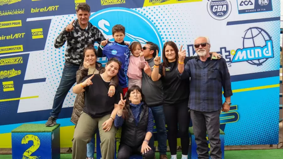Equipo completo festejando la consagración del pequeño.