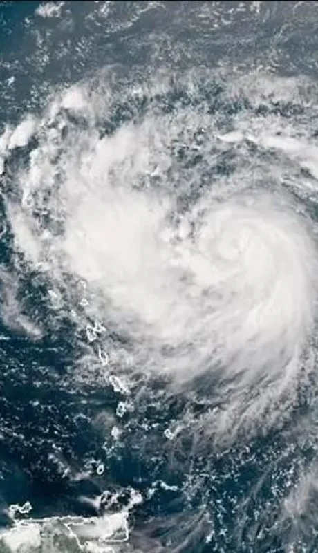 Erin recobró vigor y preocupa su rumbo por la costa del Atlántico Norte.
