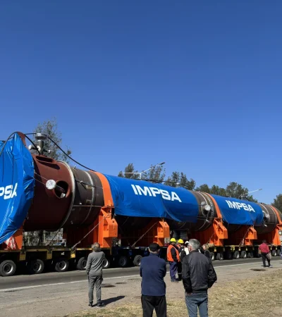 El reactor hecho por IMPSA llegó a la planta de YPF en Luján de Cuyo.