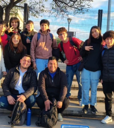 Luisa Onofri, profesora y funcionaria municipal junto a los estudiantes del departamento de General San Martín que ganaron la Copa Robótica Mendoza.
