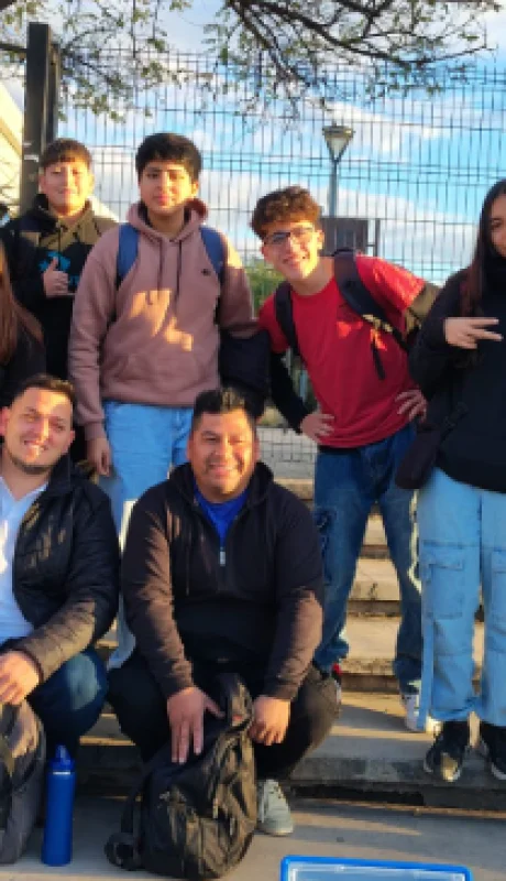 Luisa Onofri, profesora y funcionaria municipal junto a los estudiantes del departamento de General San Martín que ganaron la Copa Robótica Mendoza.
