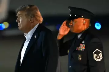 Trump se pone la gorra y sale a patrullar Washington