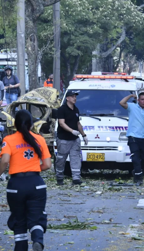 Un atentado mortífero en Cali y una emboscada a un escuadrón de la policía tiñen de luto a los colombianos.