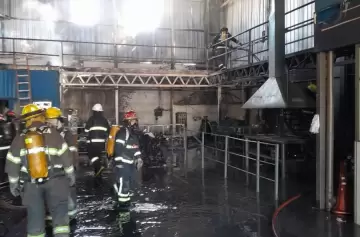 Impactante incendio en Maipú: las llamas afectaron una fábrica de baterías