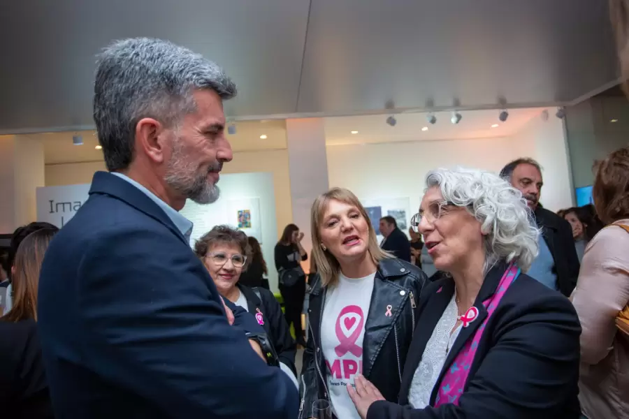 El intendente de la Ciudad de Mendoza, Ulpiano Suarez, con una de las agasajadas.