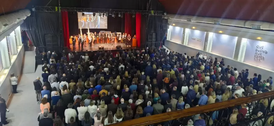 El Teatro Plaza estuvo colmado de egresados y familiares de los mismos